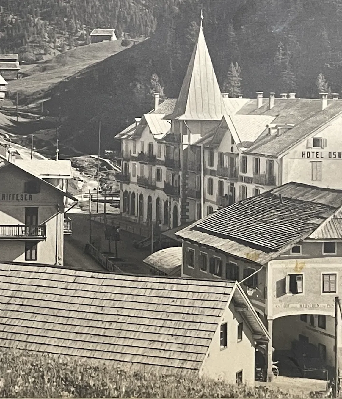 Historical photo of Hotel Oswald from the year when the main building and the annex were connected by the iconic turret.